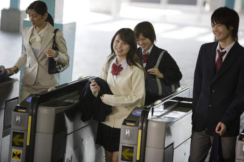 东方人,四个人,伙伴,朋友,商务人士,商务女性,走,笑,微笑,露齿笑,横图,俯视,室内,白天,制服,友谊,亚洲,握,阴影,套装,服装,朦胧,模糊,光线,包,皮包,书包,影子,闸机,交通,拿,拿着,注视,黄种人,自动检票机,背包,观察,看,同学,校服,握着,观看,单肩包,察看,校友,关注,商务装,工薪阶层,学生服,同窗,学友,检票,检票机,检票设备,友情,男人,男性,年轻男性,年轻女性,女人,女性,亚洲人,白领,上班族,步行,散步,走路,半身,彩图,高角度拍摄