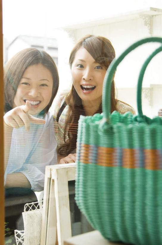 东方人,两个人,伙伴,朋友,站,笑,微笑,露齿笑,竖图,室外,白天,正面,友谊,窗户,落地窗,橱窗,亚洲,指,服装,朦胧,模糊,包,皮包,注视,休闲装,黄种人,方向,玻璃窗,衣服,观察,看,手势,站着,休闲,休闲服,展示,服饰,观看,单肩包,察看,指向,食指,关注,玻璃橱窗,陈列柜,友情,年轻女性,女人,女性,亚洲人,站立,半身,彩图