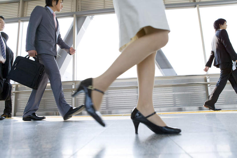 东方人,四个人,同事,商务人士,商务男性,商务女性,走,横图,室内,白天,仰视,衬衫,成功,合作,团队,集体,信心,窗户,亚洲,握,套装,朦胧,模糊,走道,走廊,过道,拿,拎,拿着,注视,黄种人,队伍,玻璃窗,观察,看,握着,观看,察看,领导,成就,关注,商务装,合伙,领袖,工薪阶层,男人,男性,年轻男性,年轻女性,女人,女性,亚洲人,白领,上班族,步行,散步,走路,半身,彩图,低角度拍摄,衬衣,拎着