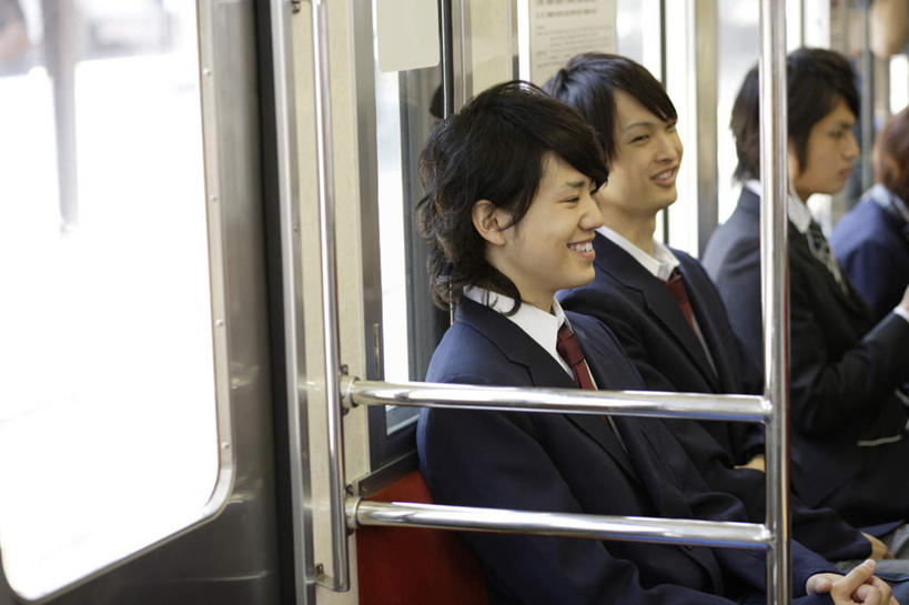 东方人,三个人,伙伴,朋友,坐,笑,微笑,露齿笑,横图,室内,白天,侧面,制服,友谊,地铁,亚洲,服装,朦胧,模糊,轨道交通,注视,休闲装,黄种人,衣服,观察,看,休闲,同学,校服,休闲服,服饰,观看,察看,校友,关注,学生服,同窗,学友,友情,男人,男性,年轻男性,年轻女性,女人,女性,亚洲人,坐着,半身,彩图,地铁机动车,地下铁,轻轨