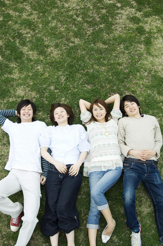 东方人,四个人,伙伴,朋友,躺,竖图,俯视,室外,白天,爱情,友谊,草地,草坪,植物,亚洲,服装,朦胧,模糊,浪漫,注视,休闲装,黄种人,草,衣服,绿色,观察,看,休闲,温暖,温馨,休闲服,恩爱,恋人,服饰,观看,和睦,察看,关注,卧着,友情,男人,男性,年轻男性,年轻女性,女人,女性,亚洲人,情侣,抬头,躺着,卧,仰头,半身,彩图,高角度拍摄,伴侣,融洽
