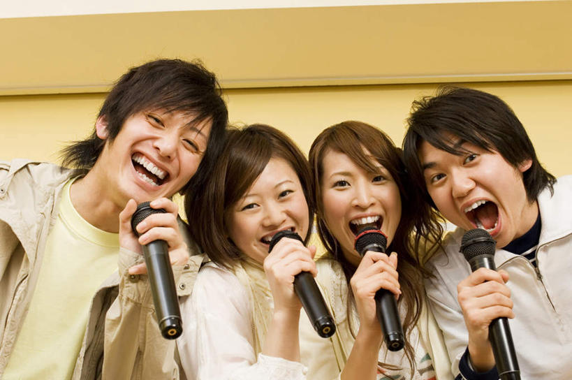 东方人,四个人,伙伴,朋友,站,笑,微笑,露齿笑,横图,室内,白天,正面,爱情,友谊,亚洲,握,服装,朦胧,模糊,浪漫,拿,拿着,注视,休闲装,黄种人,衣服,话筒,观察,看,站着,休闲,温暖,温馨,休闲服,恩爱,握着,唱歌,恋人,服饰,观看,ktv包厢,包厢,和睦,察看,麦克风,关注,扩音器,歌厅,传声器,歌唱,包房,ktv包房,微音器,友情,男人,男性,年轻男性,年轻女性,女人,女性,亚洲人,情侣,站立,半身,彩图,卡拉ok,伴侣,融洽