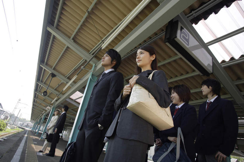 东方人,伙伴,同事,朋友,商务人士,商务男性,商务女性,站,说,横图,室内,白天,仰视,衬衫,制服,讨论,友谊,成功,合作,团队,集体,信心,车站,亚洲,套装,服装,朦胧,模糊,包,公文包,皮包,站台,许多人,注视,黄种人,队伍,相视,观察,看,站着,一群人,同学,面对面,校服,公事包,观看,对视,单肩包,察看,领导,校友,成就,关注,相对,商务装,合伙,领袖,工薪阶层,学生服,相看,同窗,学友,交流,友情,男人,男性,年轻男性,年轻女性,女人,女性,亚洲人,白领,上班族,沟通,讲话,交谈,商讨,说话,谈话,站立,半身,彩图,低角度拍摄,衬衣