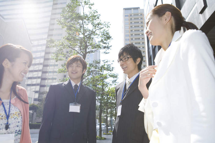 东方人,四个人,同事,商务人士,商务男性,商务女性,高楼大厦,站,笑,说,微笑,露齿笑,横图,室外,白天,仰视,衬衫,讨论,成功,办公楼,合作,团队,集体,信心,植物,大厦,建筑,摩天大楼,写字楼,亚洲,一排,套装,朦胧,模糊,整齐,背光,注视,黄种人,队伍,相视,树,树木,排列,绿色,自然,楼宇,观察,看,站着,面对面,商务楼,生长,成长,观看,对视,察看,领导,成就,队列,关注,相对,商务装,合伙,领袖,逆光,工薪阶层,相看,交流,男人,男性,年轻男性,年轻女性,女人,女性,亚洲人,白领,上班族,沟通,讲话,交谈,商讨,说话,谈话,站立,半身,彩图,低角度拍摄,衬衣,大楼,高层建筑,高楼,摩天楼