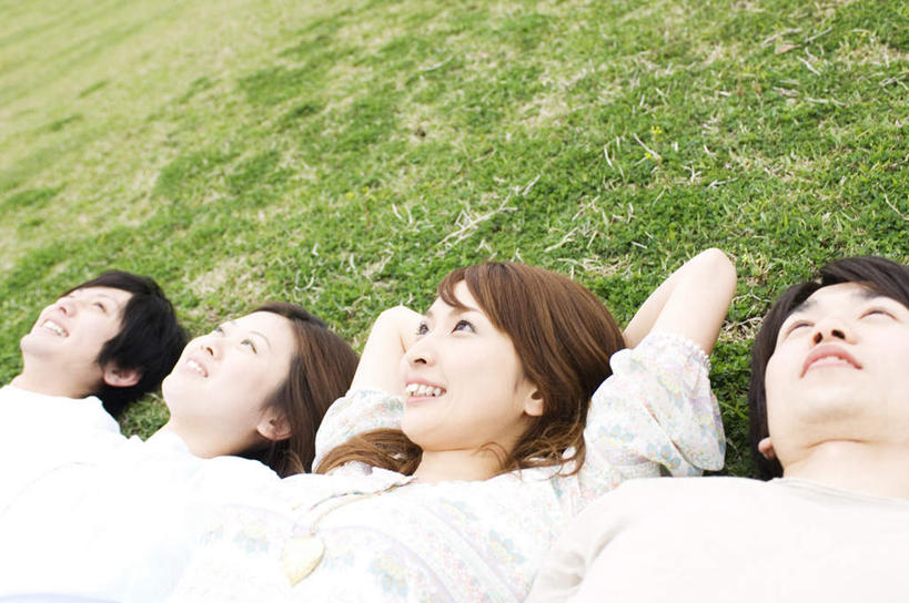 东方人,四个人,伙伴,朋友,躺,笑,微笑,露齿笑,横图,俯视,室外,白天,爱情,友谊,草地,草坪,植物,亚洲,服装,朦胧,模糊,浪漫,注视,休闲装,黄种人,草,衣服,绿色,观察,看,休闲,温暖,温馨,休闲服,恩爱,恋人,服饰,观看,和睦,察看,关注,卧着,友情,男人,男性,年轻男性,年轻女性,女人,女性,亚洲人,情侣,躺着,卧,半身,彩图,高角度拍摄,伴侣,融洽