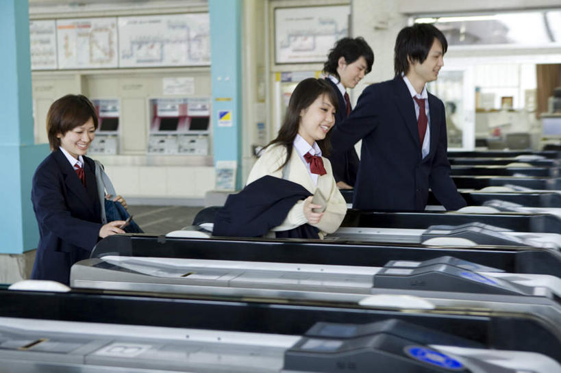 东方人,四个人,伙伴,朋友,走,笑,微笑,露齿笑,横图,室内,白天,侧面,制服,友谊,道路,地图,亚洲,握,服装,朦胧,模糊,信息,包,书包,闸机,交通,拿,拿着,注视,休闲装,黄种人,方向,衣服,背包,观察,看,休闲,同学,校服,休闲服,握着,服饰,观看,引导,指引,单肩包,察看,校友,关注,学生服,同窗,学友,友情,男人,男性,年轻男性,年轻女性,女人,女性,亚洲人,步行,散步,走路,半身,彩图,导航