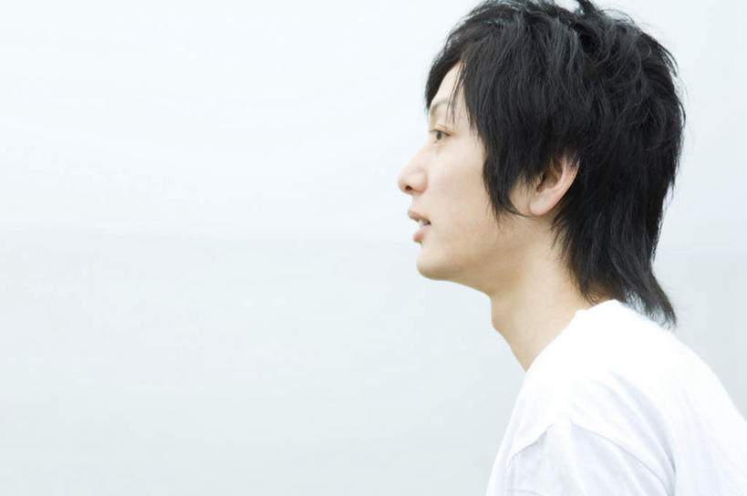 东方人,脸,头,脸颊,一个人,站,笑,微笑,露齿笑,横图,室外,特写,白天,白色背景,侧面,亚洲,仅一个男性,仅一个人,服装,朦胧,模糊,墙,注视,休闲装,黄种人,肩膀,墙壁,墙面,仅一个年轻男性,衣服,白色,观察,看,站着,休闲,休闲服,摄影,服饰,影棚,观看,察看,关注,男人,男性,年轻男性,亚洲人,头部,脸部,脸蛋,面部,站立,半身,彩图,影棚拍摄,拍摄