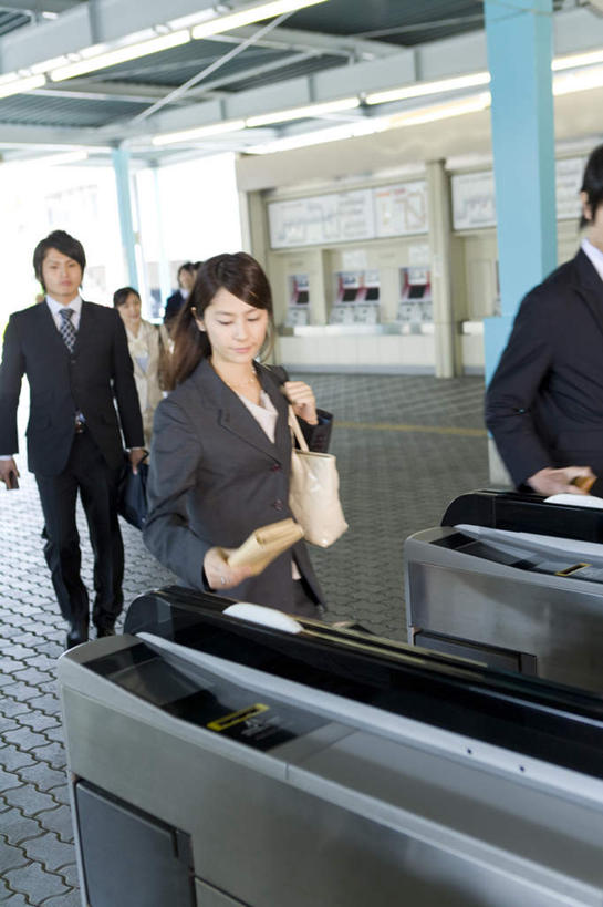 东方人,同事,商务人士,商务男性,商务女性,走,竖图,室内,白天,正面,衬衫,成功,合作,团队,集体,信心,车站,亚洲,五个人,握,套装,朦胧,模糊,包,皮包,闸机,站台,许多人,拿,拿着,注视,黄种人,队伍,观察,看,一群人,握着,皮夹子,钱包,观看,单肩包,察看,领导,零钱包,皮夹,成就,关注,商务装,合伙,领袖,工薪阶层,男人,男性,年轻男性,年轻女性,女人,女性,亚洲人,白领,上班族,步行,散步,走路,半身,彩图,衬衣