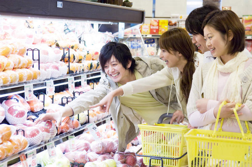 东方人,四个人,伙伴,朋友,商店,站,笑,微笑,露齿笑,横图,室内,白天,正面,爱情,购物,友谊,消费,超市,苹果,柑橘,水果,亚洲,一堆,一排,许多,握,指,堆叠,堆积,服装,朦胧,模糊,新鲜,整齐,生食,食品,果实,浪漫,拿,拿着,注视,休闲装,黄种人,方向,货架,食物,排列,衣服,观察,看,手势,站着,休闲,温暖,温馨,休闲服,展示,恩爱,握着,金融,恋人,百货,服饰,有机食品,绿色食品,观看,堆,和睦,察看,指向,食指,队列,关注,陈列,选购,贸易,百货公司,血拼,超市货架,友情,男人,男性,年轻男性,年轻女性,女人,女性,亚洲人,情侣,橘子,桔子,橙子,橙,站立,半身,彩图,购物商场,购物中心,商业中心,伴侣,融洽