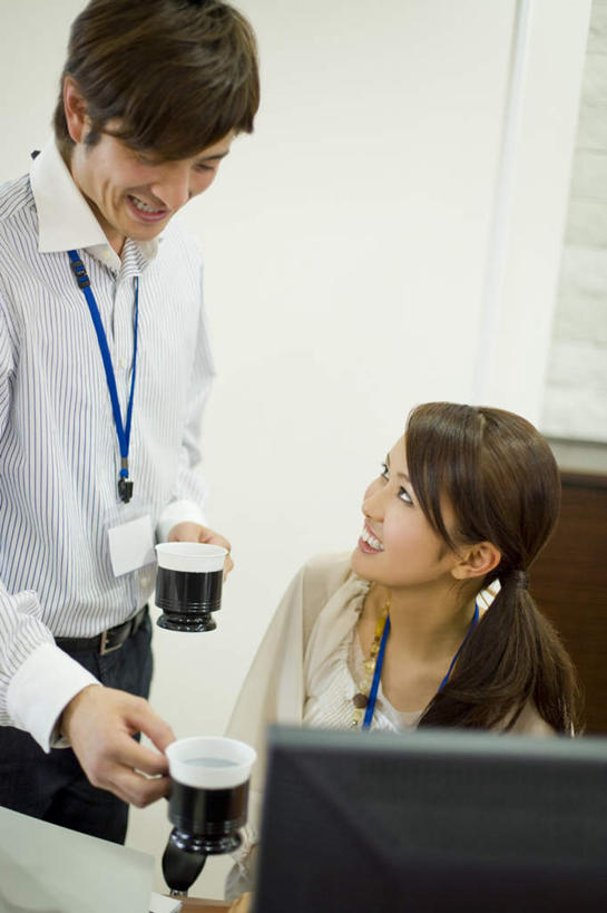 东方人,两个人,同事,商务人士,商务男性,商务女性,站,坐,举,笑,微笑,露齿笑,竖图,室内,白天,正面,衬衫,成功,合作,团队,集体,信心,电脑,显示器,鼠标,键盘,杯子,亚洲,握,套装,朦胧,模糊,网络,瓷器,咖啡杯,陶瓷制品,拿,拿着,扭头,注视,黄种人,输入设备,通讯设备,标识,吊牌,队伍,胸牌,观察,看,托,站着,转头,台式电脑,握着,观看,察看,徽章,领导,成就,关注,瓷杯,通信设备,商务装,身份,合伙,领袖,工薪阶层,输出设备,胸章,胸卡,编号牌,雕刻牌,工号牌,胸号牌,胸徽,男人,男性,年轻男性,年轻女性,女人,女性,亚洲人,白领,上班族,举起,举手,举着,向上举,向上伸,向上托,站立,坐着,半身,彩图,衬衣