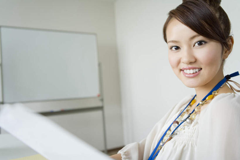 东方人,一个人,商务人士,商务女性,坐,笑,微笑,露齿笑,横图,室内,白天,侧面,亚洲,仅一个年轻女性,仅一个女性,仅一个人,握,套装,朦胧,模糊,材料,档案,文件,拿,拿着,扭头,注视,黄种人,白板,资料,观察,看,转头,握着,观看,察看,关注,文档,商务装,记录板,工薪阶层,记事板,年轻女性,女人,女性,亚洲人,白领,上班族,坐着,半身,彩图