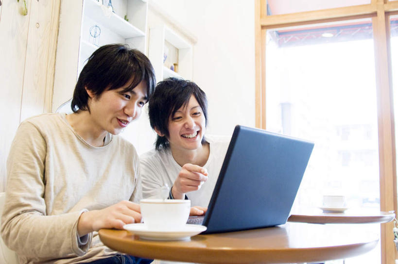 东方人,两个人,伙伴,朋友,坐,笑,说,微笑,露齿笑,横图,室内,白天,正面,讨论,友谊,餐桌,门,桌子,杯子,餐具,亚洲,敲打,服装,朦胧,模糊,瓷器,碟子,盘,咖啡杯,陶瓷制品,注视,休闲装,黄种人,输入,衣服,盘子,碟,门框,打字,观察,看,休闲,休闲服,服饰,餐台,观看,点击,敲击,察看,关注,瓷杯,交流,友情,按键,男人,男性,年轻男性,亚洲人,沟通,讲话,交谈,商讨,说话,谈话,坐着,半身,彩图