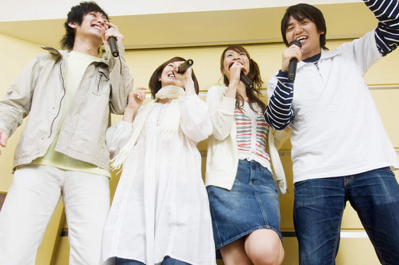 东方人,四个人,伙伴,朋友,站,横图,室内,白天,仰视,爱情,友谊,亚洲,握,服装,朦胧,模糊,浪漫,拿,拿着,注视,休闲装,黄种人,衣服,话筒,观察,看,站着,休闲,温暖,温馨,休闲服,恩爱,握着,唱歌,恋人,服饰,观看,ktv包厢,包厢,唱,和睦,察看,麦克风,关注,扩音器,歌厅,传声器,歌唱,包房,ktv包房,微音器,友情,男人,男性,年轻男性,年轻女性,女人,女性,亚洲人,情侣,站立,半身,彩图,低角度拍摄,卡拉ok,伴侣,融洽