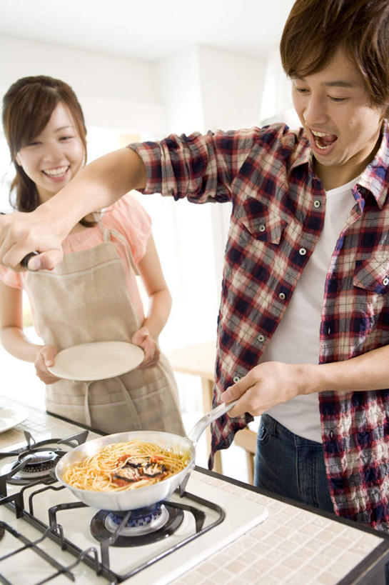 面食,面条,意大利面,东方人,两个人,家庭,夫妻,站,举,捧,笑,微笑,露齿笑,竖图,室内,白天,正面,爱情,西餐,厨房,餐具,亚洲,握,服装,朦胧,模糊,碟子,盘,调料,面,料理,食品,调味品,浪漫,拿,调味料,拿着,注视,休闲装,黄种人,食物,衣服,盘子,碟,观察,看,托,站着,休闲,温暖,温馨,一家人,休闲服,恩爱,西式,握着,恋人,服饰,观看,和睦,察看,关注,男人,男性,年轻男性,年轻女性,女人,女性,亚洲人,年轻人,夫妇,情侣,端,端着,举起,举手,举着,捧着,手捧,向上举,向上伸,向上托,站立,半身,彩图,灶间,伴侣,融洽