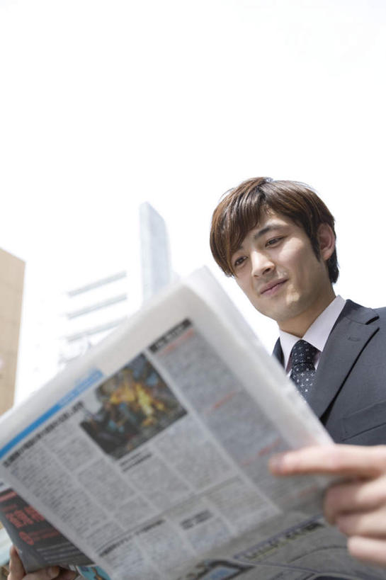 东方人,一个人,商务人士,商务男性,站,笑,微笑,竖图,室外,白天,仰视,衬衫,阅读,报纸,亚洲,仅一个男性,仅一个人,握,学习,套装,朦胧,模糊,拿,拿着,注视,黄种人,仅一个年轻男性,蓝色,蓝天,天空,天,观察,看,站着,浏览,握着,晴朗,观看,察看,关注,商务装,工薪阶层,万里无云,男人,男性,年轻男性,亚洲人,白领,上班族,晴空,晴空万里,站立,半身,彩图,低角度拍摄,衬衣
