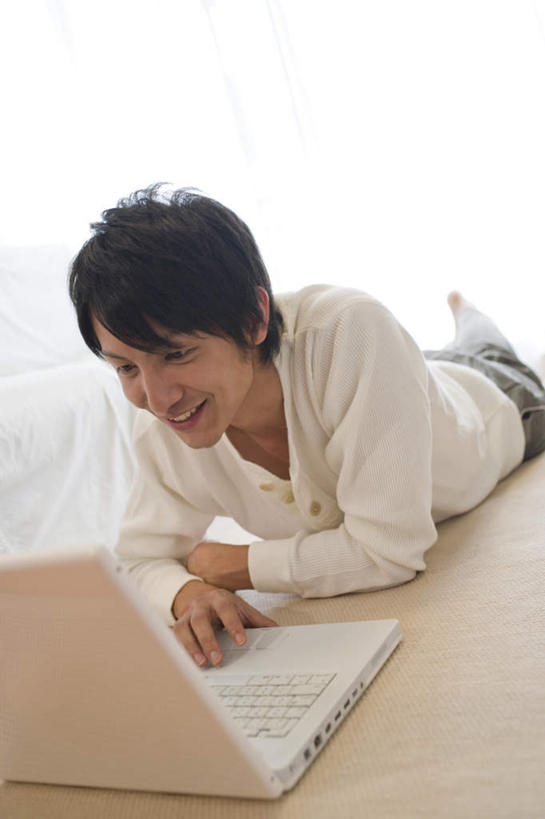 东方人,一个人,躺,笑,微笑,露齿笑,竖图,室内,白天,正面,电脑,笔记本电脑,床,卧室,亚洲,仅一个男性,仅一个人,敲打,服装,朦胧,模糊,网络,床单,注视,休闲装,黄种人,输入,通讯设备,被子,仅一个年轻男性,衣服,打字,观察,看,趴着,休闲,休闲服,服饰,单人床,观看,点击,敲击,察看,无线,被单,关注,通信设备,无线网络,无线上网,便携式电脑,卧着,按键,手提电脑,男人,男性,年轻男性,亚洲人,趴,躺着,卧,半身,彩图,睡房,卧房