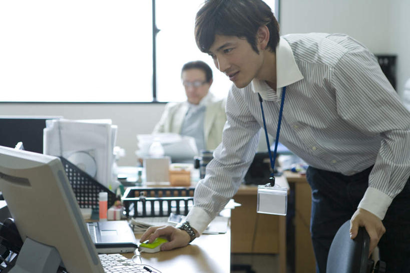 东方人,两个人,同事,商务人士,商务男性,办公室,站,坐,横图,室内,白天,正面,衬衫,成功,合作,团队,集体,信心,电脑,显示器,鼠标,键盘,家具,桌子,亚洲,握,套装,朦胧,模糊,网络,眼镜,办公桌,拿,拿着,注视,黄种人,输入设备,通讯设备,标识,吊牌,队伍,胸牌,观察,看,站着,台式电脑,握着,观看,察看,徽章,领导,成就,关注,通信设备,商务装,身份,合伙,领袖,近视眼镜,工薪阶层,输出设备,胸章,胸卡,办公家具,编号牌,雕刻牌,工号牌,胸号牌,胸徽,男人,男性,年轻男性,中年男性,亚洲人,白领,上班族,站立,坐着,半身,彩图,衬衣