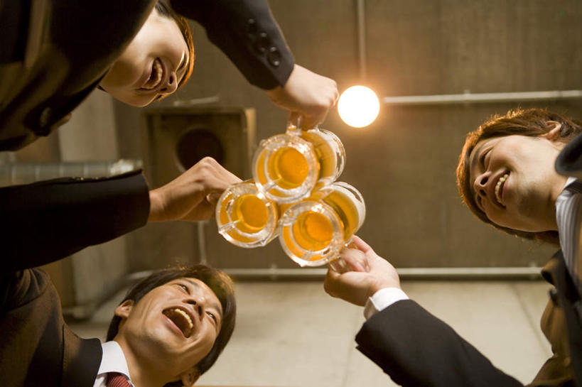 啤酒,东方人,三个人,同事,商务人士,商务男性,站,举,笑,微笑,露齿笑,横图,室内,白天,仰视,衬衫,成功,合作,团队,集体,信心,杯子,照明,亚洲,握,套装,朦胧,模糊,庆祝,灯光,酒类,拿,拿着,注视,黄种人,队伍,吊灯,玻璃制品,灯,酒,饮料,酒杯,啤酒杯,灯具,干杯,观察,看,碰杯,托,站着,交际,友好,握着,观看,照亮,庆贺,察看,领导,照明设备,成就,关注,礼仪,商务装,敬酒,合伙,领袖,工薪阶层,劝酒,男人,男性,年轻男性,亚洲人,白领,上班族,玻璃杯,举起,举手,举着,向上举,向上伸,向上托,站立,半身,彩图,低角度拍摄,衬衣