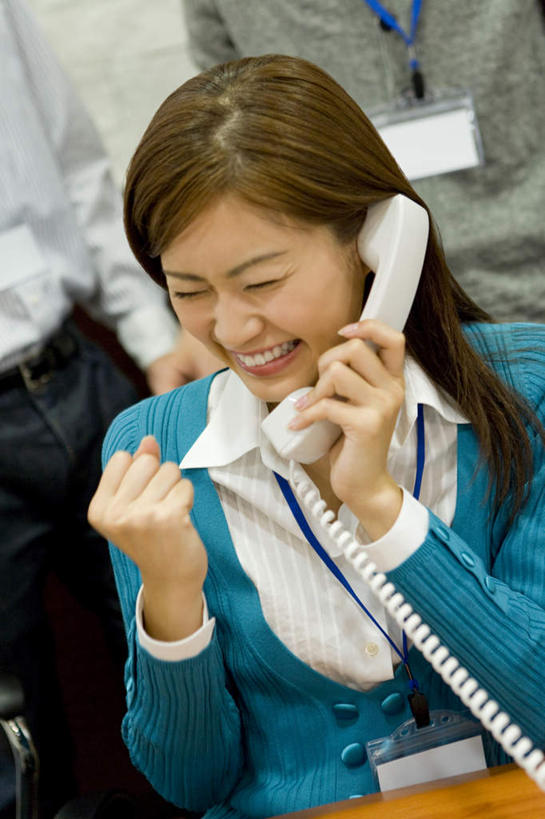 东方人,三个人,同事,商务人士,商务男性,商务女性,站,笑,打电话,微笑,露齿笑,竖图,室内,白天,正面,衬衫,成功,合作,团队,集体,信心,电话,亚洲,握,套装,朦胧,模糊,注视,黄种人,鼓励,通讯设备,队伍,话筒,观察,加油,看,手势,握拳,站着,电话线,打气,握着,观看,察看,领导,成就,关注,鼓舞,商务装,合伙,领袖,工薪阶层,交流,男人,男性,年轻男性,年轻女性,女人,女性,亚洲人,白领,上班族,电话机,沟通,通话,站立,半身,彩图,衬衣