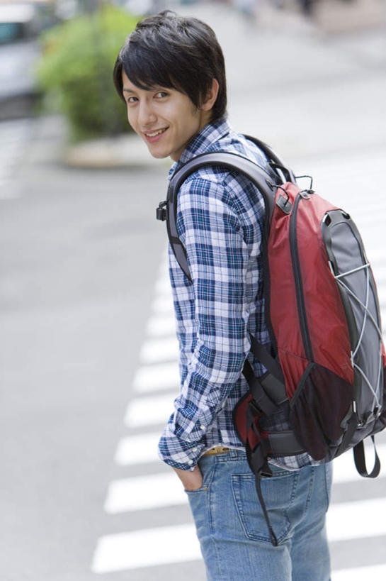 东方人,一个人,站,笑,微笑,露齿笑,竖图,俯视,室内,白天,道路,街道,路,人行横道,公路,亚洲,仅一个男性,仅一个人,服装,朦胧,模糊,包,书包,人行道,交通,扭头,注视,休闲装,黄种人,仅一个年轻男性,衣服,背包,观察,看,站着,转头,休闲,休闲服,服饰,观看,察看,关注,人行横道线,双手抄兜,双手放兜,男人,男性,年轻男性,亚洲人,斑马线,马路,插兜,两手抄兜,两手放兜,手插兜,手放口袋,站立,半身,彩图,高角度拍摄,双肩包,手抄兜