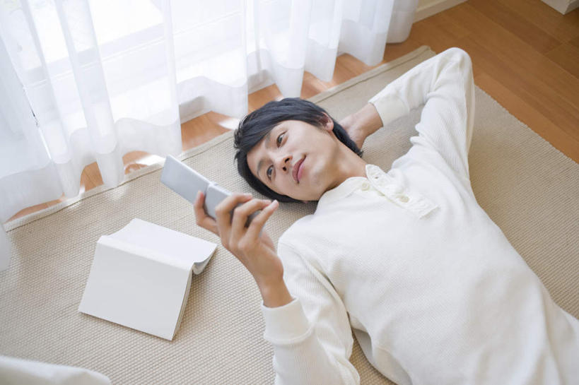 东方人,一个人,客厅,躺,举,打电话,横图,俯视,室内,白天,窗帘,地板,电话,手机,书籍,亚洲,仅一个男性,仅一个人,一本,敲打,握,服装,朦胧,模糊,装饰,地面,拿,拿着,注视,休闲装,黄种人,输入,通讯设备,木地板,仅一个年轻男性,衣服,帘子,打字,观察,看,托,休闲,休闲服,遮阳,握着,服饰,观看,点击,华丽,修饰,敲击,点缀,察看,起居室,关注,衬托,美观,雅致,雅观,卧着,交流,按键,男人,男性,年轻男性,亚洲人,书,图书,沟通,举起,举手,举着,躺着,通话,卧,向上举,向上伸,向上托,半身,彩图,高角度拍摄