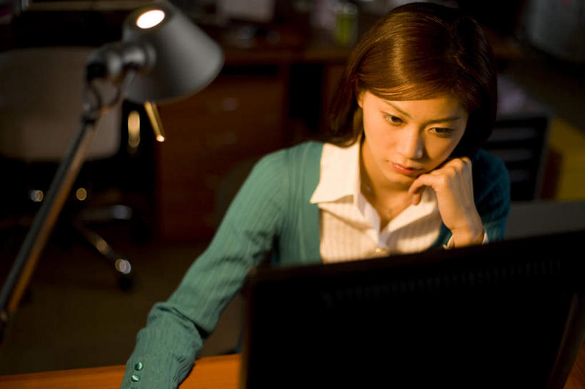 东方人,一个人,商务人士,商务女性,办公室,坐,横图,俯视,室内,白天,电脑,显示器,鼠标,键盘,家具,台灯,桌子,照明,亚洲,仅一个年轻女性,仅一个女性,仅一个人,撑,敲打,套装,朦胧,模糊,网络,办公桌,灯光,托腮,注视,黄种人,输入,输入设备,通讯设备,灯,灯具,打字,观察,看,托,台式电脑,观看,点击,敲击,照亮,察看,照明设备,关注,托下巴,通信设备,商务装,工薪阶层,输出设备,办公家具,按键,年轻女性,女人,女性,亚洲人,白领,上班族,坐着,半身,彩图,高角度拍摄