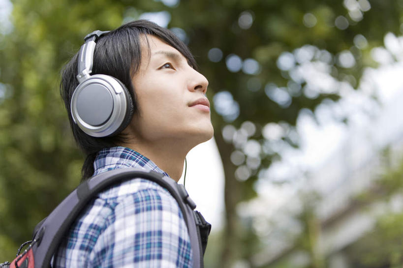 东方人,脸,头,脸颊,一个人,站,横图,室外,特写,白天,仰视,快乐,满意,幸福,植物,亚洲,仅一个男性,仅一个人,服装,朦胧,模糊,包,皮包,音响,音乐,注视,休闲装,黄种人,娱乐,肩膀,树,树木,仅一个年轻男性,衣服,绿色,自然,耳机,观察,看,站着,享受,休闲,休闲服,放松,服饰,生长,成长,观看,单肩包,察看,舒适,享乐,关注,男人,男性,年轻男性,亚洲人,头部,脸部,脸蛋,面部,站立,半身,彩图,低角度拍摄