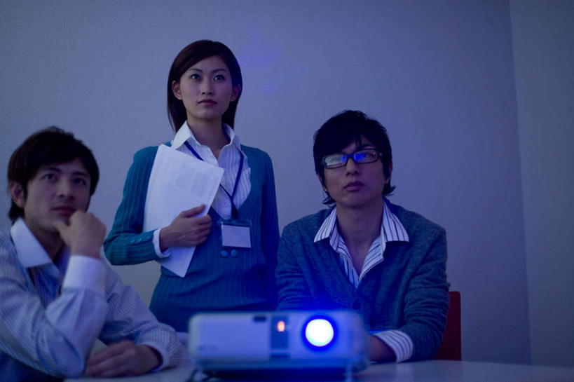 东方人,三个人,同事,商务人士,商务男性,商务女性,站,坐,横图,室内,白天,正面,衬衫,成功,合作,团队,集体,信心,亚洲,撑,握,套装,朦胧,模糊,材料,档案,文件,投影仪,拿,拿着,托腮,注视,黄种人,标识,吊牌,队伍,一个,胸牌,资料,观察,看,托,站着,握着,单个,观看,察看,徽章,领导,成就,关注,托下巴,文档,商务装,身份,合伙,领袖,投影机,工薪阶层,胸章,胸卡,编号牌,雕刻牌,工号牌,胸号牌,胸徽,男人,男性,年轻男性,年轻女性,女人,女性,亚洲人,白领,上班族,站立,坐着,半身,彩图,衬衣