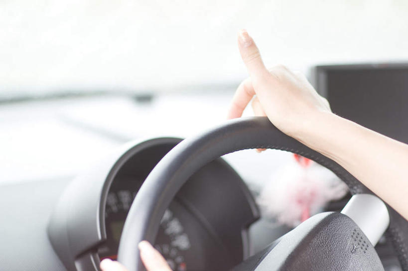 东方人,手,一个人,坐,横图,室内,特写,白天,侧面,汽车,亚洲,仅一个年轻女性,仅一个女性,仅一个人,一辆,握,朦胧,模糊,拿,拿着,黄种人,方向,车,方向盘,交通工具,轿车,驾驶,行驶,手部,握着,单手,操纵,控制,载具,仪表盘,操控,把持,年轻女性,女人,女性,亚洲人,坐着,半身,彩图