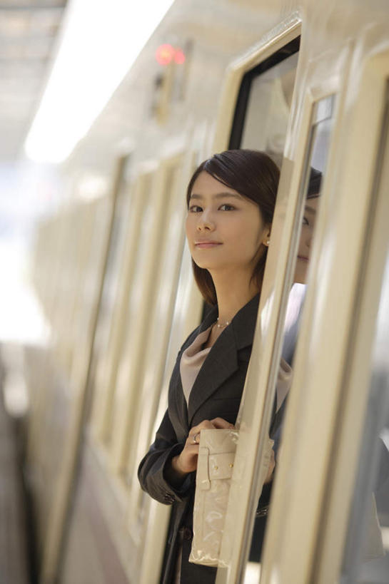 东方人,一个人,站,笑,微笑,竖图,室内,白天,侧面,地铁,车站,亚洲,仅一个年轻女性,仅一个女性,仅一个人,服装,朦胧,模糊,包,皮包,站台,轨道交通,扭头,注视,休闲装,黄种人,衣服,观察,看,站着,转头,休闲,休闲服,服饰,观看,单肩包,察看,关注,年轻女性,女人,女性,亚洲人,站立,半身,彩图,地铁机动车,地下铁,轻轨