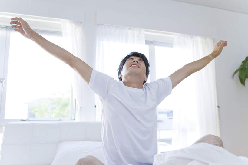 东方人,一个人,坐,伸展双臂,横图,室内,白天,正面,植物,窗户,床,卧室,亚洲,仅一个男性,仅一个人,伸展,服装,朦胧,模糊,盆栽,床单,盆景,注视,休闲装,黄种人,被子,伸懒腰,玻璃窗,仅一个年轻男性,衣服,绿色,自然,观察,看,休闲,休闲服,放松,服饰,单人床,生长,成长,观看,察看,被单,关注,惬意,懒腰,男人,男性,年轻男性,亚洲人,敞开双臂,伸开双臂,抬头,仰头,展开双肩,张开手臂,张开双臂,坐着,半身,彩图,睡房,卧房,慵懒