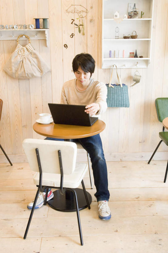 东方人,一个人,餐厅,坐,竖图,室内,白天,正面,电脑,笔记本电脑,餐桌,地板,桌子,杯子,餐具,亚洲,仅一个男性,仅一个人,敲打,服装,网络,包,瓷器,碟子,盘,皮包,咖啡杯,陶瓷制品,地面,注视,休闲装,黄种人,输入,通讯设备,木地板,仅一个年轻男性,衣服,盘子,碟,打字,观察,看,休闲,休闲服,服饰,餐台,观看,点击,敲击,单肩包,察看,无线,关注,瓷杯,通信设备,无线网络,无线上网,便携式电脑,按键,手提电脑,男人,男性,年轻男性,亚洲人,坐着,彩图,全身,餐馆,饭店,饭馆