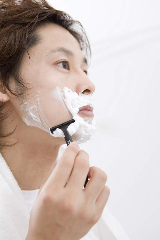 东方人,脸,头,脸颊,手,一个人,站,举,竖图,室内,特写,白天,侧面,亚洲,仅一个男性,仅一个人,握,灰色背景,服装,朦胧,模糊,纺织物,泡沫,剃须刀,拿,拿着,注视,休闲装,黄种人,肩膀,仅一个年轻男性,衣服,毛巾,观察,看,清洁,托,站着,休闲,手部,休闲服,握着,摄影,服饰,影棚,观看,保暖,单手,刮胡刀,察看,关注,透气,防水,剃须泡沫,储水,耐磨,吸水,男人,男性,年轻男性,亚洲人,头部,脸部,脸蛋,面部,举起,举手,举着,向上举,向上伸,向上托,站立,半身,彩图,影棚拍摄,拍摄