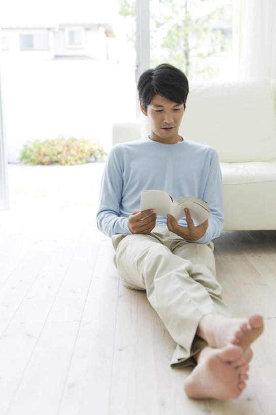 东方人,腿部,脚,脚趾,脚趾甲,腿,一个人,家,坐,竖图,室内,白天,正面,看书,阅读,草地,草坪,植物,地板,沙发,书籍,亚洲,仅一个男性,仅一个人,学习,服装,朦胧,模糊,房屋,屋子,地面,注视,休闲装,黄种人,光脚,楼房,木地板,住宅,草,仅一个年轻男性,衣服,绿色,书本,低头,观察,看,靠,靠着,休闲,赤脚,休闲服,读书,浏览,服饰,观看,察看,关注,布艺沙发,男人,男性,年轻男性,亚洲人,脚指甲,书,图书,坐着,彩图,全身,房子