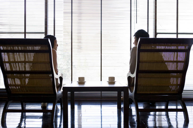 东方人,两个人,夫妻,坐,说,横图,室内,白天,爱情,讨论,窗户,落地窗,杯子,餐具,椅子,亚洲,服装,朦胧,模糊,瓷器,碟子,盘,木椅,躺椅,咖啡杯,陶瓷制品,浪漫,茶几,休闲装,黄种人,玻璃窗,相视,背面,衣服,盘子,碟,休闲,面对面,休闲服,恩爱,恋人,服饰,对视,瓷杯,相对,相看,交流,男人,男性,年轻男性,年轻女性,女人,女性,亚洲人,夫妇,情侣,沟通,讲话,交谈,商讨,说话,谈话,坐着,彩图,全身,伴侣