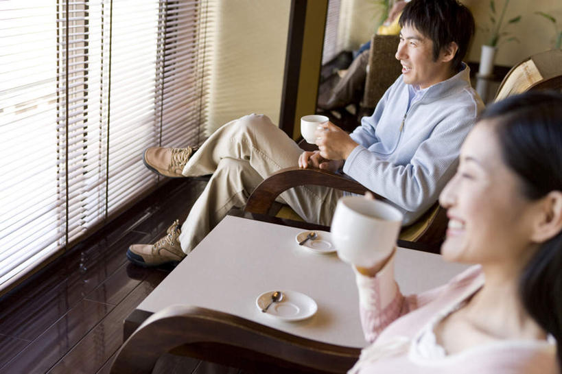 东方人,两个人,家庭,夫妻,坐,举,笑,微笑,露齿笑,横图,俯视,室内,白天,爱情,比赛,窗户,地铁,杯子,亚洲,握,服装,朦胧,模糊,传递,信息,瓷器,咖啡杯,哨子,陶瓷制品,轨道交通,浪漫,拿,拿着,注视,休闲装,黄种人,玻璃窗,衣服,观察,看,托,休闲,温暖,温馨,一家人,休闲服,恩爱,联络,握着,恋人,服饰,观看,声音,和睦,信号,察看,口哨,关注,集合,瓷杯,召唤,传达,号令,讯号,男人,男性,年轻男性,年轻女性,女人,女性,亚洲人,年轻人,夫妇,情侣,举起,举手,举着,向上举,向上伸,向上托,坐着,半身,彩图,高角度拍摄,地铁机动车,地下铁,轻轨,伴侣,融洽