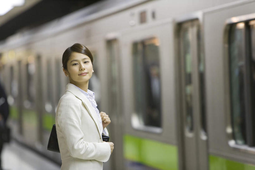 东方人,一个人,商务人士,商务女性,站,笑,微笑,横图,室外,白天,侧面,地铁,车站,亚洲,仅一个年轻女性,仅一个女性,仅一个人,套装,朦胧,模糊,包,皮包,站台,轨道交通,扭头,注视,黄种人,观察,看,站着,转头,观看,单肩包,察看,关注,商务装,工薪阶层,年轻女性,女人,女性,亚洲人,白领,上班族,站立,半身,彩图,地铁机动车,地下铁,轻轨
