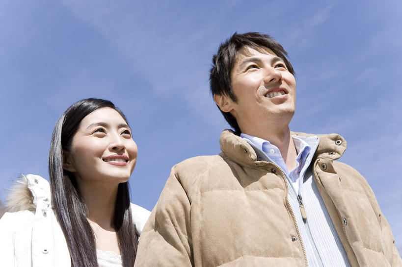 东方人,脸,头,脸颊,两个人,夫妻,站,笑,微笑,露齿笑,横图,室外,特写,白天,仰视,爱情,亚洲,阴影,光线,影子,浪漫,注视,黄种人,肩膀,蓝色,蓝天,天空,阳光,天,观察,看,站着,恩爱,恋人,晴朗,观看,察看,关注,万里无云,亚洲人,头部,脸部,脸蛋,面部,夫妇,情侣,晴空,晴空万里,站立,半身,彩图,低角度拍摄,伴侣