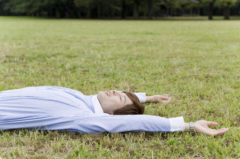 东方人,一个人,躺,闭眼,伸展双臂,笑,微笑,露齿笑,横图,室外,白天,侧面,草地,草坪,植物,亚洲,仅一个男性,仅一个人,服装,朦胧,模糊,休闲装,黄种人,草,树,树木,仅一个年轻男性,衣服,绿色,自然,休闲,休闲服,服饰,生长,成长,卧着,男人,男性,年轻男性,亚洲人,闭眼睛,闭着眼,闭着眼睛,敞开双臂,伸开双臂,躺着,卧,展开双肩,张开手臂,张开双臂,半身,彩图