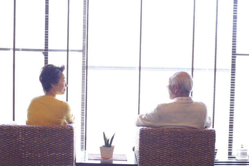 东方人,两个人,夫妻,坐,说,横图,室内,白天,正面,爱情,讨论,植物,椅子,亚洲,服装,朦胧,模糊,盆栽,木椅,盆景,浪漫,茶几,休闲装,黄种人,相视,衣服,绿色,自然,休闲,面对面,休闲服,恩爱,恋人,服饰,生长,成长,对视,相对,相看,交流,老年男性,老年女性,男人,男性,女人,女性,亚洲人,夫妇,情侣,沟通,讲话,交谈,商讨,说话,谈话,坐着,半身,彩图,伴侣