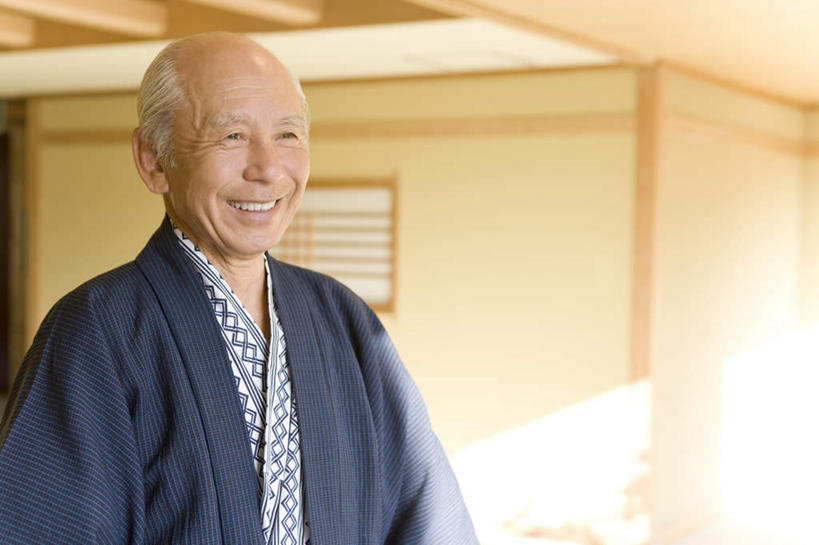 东方人,一个人,站,笑,微笑,露齿笑,横图,室内,白天,正面,民族服装,亚洲,仅一个男性,仅一个人,阴影,和服,朦胧,模糊,光线,影子,墙,注视,黄种人,墙壁,墙面,阳光,观察,看,站着,仅一个老年男性,服饰,观看,察看,关注,吴服,唐草,唐花,唐锦,老年男性,男人,男性,亚洲人,站立,半身,彩图,传统服装,民俗服