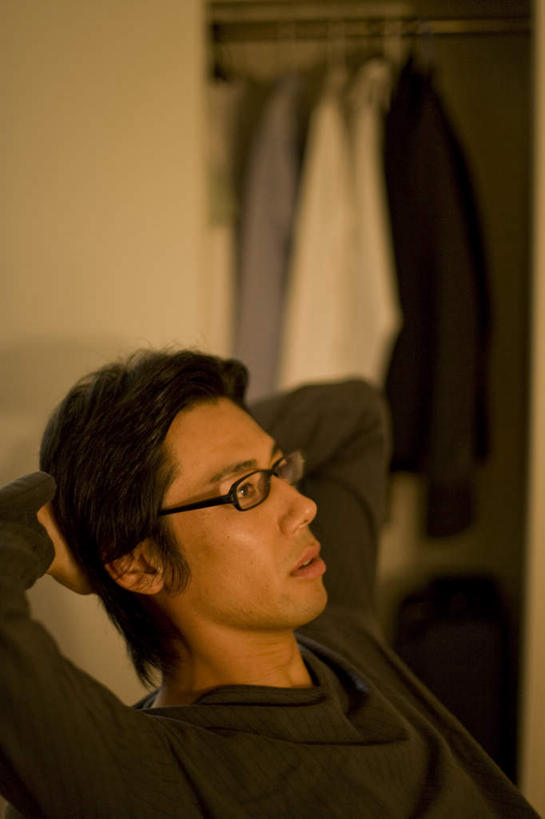 东方人,一个人,商务人士,商务男性,坐,竖图,室内,白天,侧面,衬衫,亚洲,仅一个男性,仅一个人,一排,许多,抱头,套装,朦胧,模糊,整齐,眼镜,注视,黄种人,排列,仅一个年轻男性,衣服,观察,看,观看,察看,双手抱头,队列,关注,商务装,近视眼镜,工薪阶层,捧首,捧头,男人,男性,年轻男性,亚洲人,白领,上班族,坐着,半身,彩图,衬衣