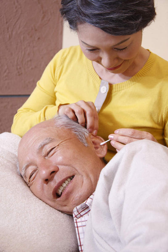 东方人,耳朵,两个人,夫妻,躺,笑,微笑,露齿笑,竖图,室内,白天,正面,爱情,靠垫,亚洲,服装,朦胧,模糊,靠枕,浪漫,注视,休闲装,黄种人,衣服,垫子,枕头,低头,观察,看,挖,休闲,休闲服,棉花棒,棉签,恩爱,恋人,服饰,观看,察看,关注,卧着,老年男性,老年女性,男人,男性,女人,女性,亚洲人,夫妇,情侣,躺着,卧,半身,彩图,伴侣