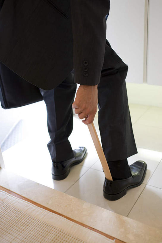 东方人,一个人,商务人士,商务男性,站,竖图,俯视,室内,白天,衬衫,亚洲,仅一个男性,仅一个人,弯腰,握,套装,朦胧,模糊,包,公文包,拿,拿着,黄种人,踩,仅一个年轻男性,一个,踩着,站着,握着,单个,公事包,商务装,工薪阶层,弯身,鞋拔,鞋拔子,鞋溜子,男人,男性,年轻男性,亚洲人,白领,上班族,站立,半身,彩图,高角度拍摄,衬衣