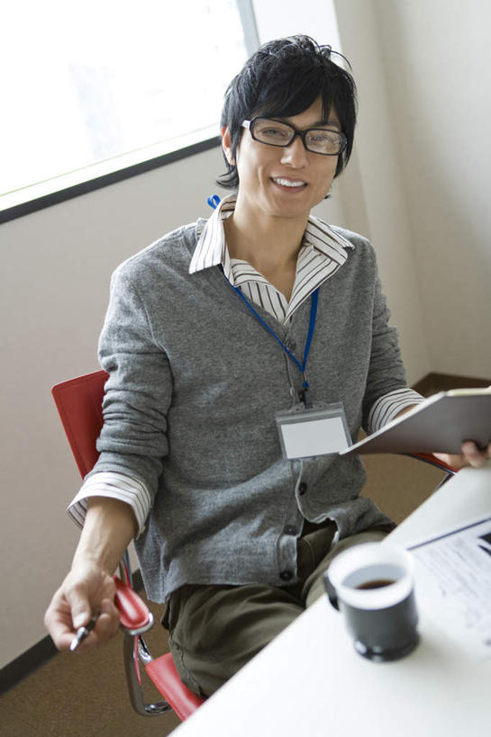 咖啡,东方人,一个人,商务人士,商务男性,办公室,坐,笑,微笑,露齿笑,竖图,俯视,室内,白天,衬衫,幸福,家具,桌子,杯子,亚洲,仅一个男性,仅一个人,握,套装,朦胧,模糊,笔,瓷器,眼镜,办公桌,办公用品,记事本,咖啡杯,陶瓷制品,圆珠笔,拿,拿着,注视,黄种人,娱乐,标识,吊牌,文具,饮料,仅一个年轻男性,本子,笔记本,胸牌,学习用品,观察,看,享受,休闲,温馨,放松,乐趣,握着,观看,文具用品,察看,徽章,提神,舒适,关注,瓷杯,醒脑,商务装,身份,记录板,近视眼镜,工薪阶层,记事板,胸章,胸卡,办公家具,软饮料,编号牌,雕刻牌,工号牌,胸号牌,胸徽,员工牌,男人,男性,年轻男性,亚洲人,白领,上班族,坐着,半身,彩图,高角度拍摄,衬衣