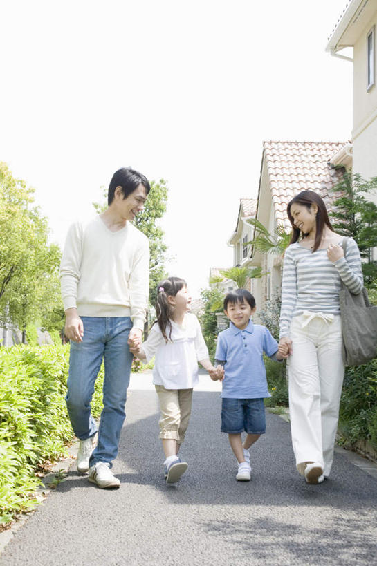 东方人,儿童,四个人,家庭,夫妻,母亲,父亲,女儿,儿子,家,走,握手,笑,说,微笑,露齿笑,竖图,室外,白天,正面,爱情,旅游,度假,讨论,纯洁,草地,草坪,美景,植物,别墅,城市风光,城市,道路,建筑,路,亚洲,一排,阴影,服装,整齐,光线,影子,房屋,屋子,景观,公寓,小路,交通,浪漫,休闲装,黄种人,娱乐,建设,洋房,楼房,相视,住宅,草,排列,小孩,衣服,蓝色,绿色,蓝天,天空,阳光,天,享受,休闲,温暖,温馨,父女,父子,母女,母子,一家人,面对面,休闲服,景色,恩爱,放松,父爱,可爱,母爱,童年,童趣,恋人,服饰,乡间小路,晴朗,对视,和睦,队列,相对,童真,烂漫,无邪,万里无云,相看,交流,天真,男孩,男人,男性,年轻男性,年轻女性,女孩,女人,女性,亚洲人,孩子,年轻人,夫妇,情侣,晴空,晴空万里,步行,搀手,沟通,讲话,交谈,拉手,散步,商讨,手搀手,手拉手,手牵手,手握手,说话,谈话,走路,彩图,全身,房子,伴侣,融洽,男生,女生