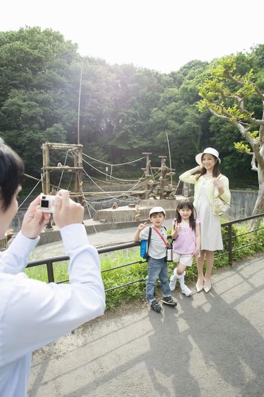 东方人,儿童,四个人,家庭,夫妻,母亲,父亲,女儿,儿子,栏杆,站,举,笑,微笑,露齿笑,竖图,俯视,室外,白天,爱情,纯洁,草地,草坪,山,山脉,树林,植物,相机,亚洲,服装,山峰,围栏,山峦,背光,浪漫,注视,休闲装,黄种人,护栏,草,树,树木,小孩,拍照,衣服,绿色,自然,数码相机,群山,观察,看,托,站着,休闲,温暖,温馨,父女,父子,母女,母子,一家人,休闲服,恩爱,父爱,可爱,母爱,童年,童趣,恋人,摄影,服饰,生长,成长,观看,和睦,察看,关注,逆光,童真,烂漫,无邪,天真,男孩,男人,男性,年轻男性,年轻女性,女孩,女人,女性,亚洲人,孩子,年轻人,夫妇,情侣,照相机,举起,举手,举着,向上举,向上伸,向上托,站立,半身,彩图,高角度拍摄,照相,伴侣,融洽,男生,女生