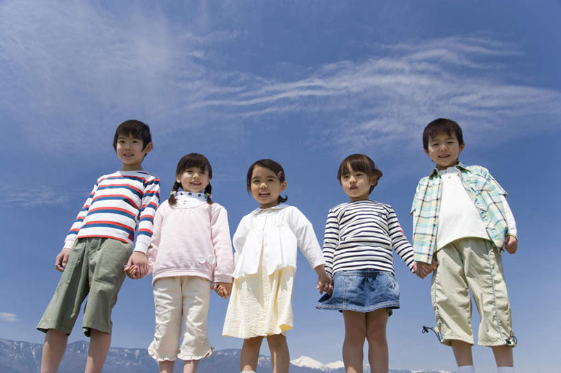 东方人,儿童,伙伴,朋友,站,握手,笑,微笑,露齿笑,横图,室外,白天,仰视,友谊,纯洁,山,山脉,亚洲,五个人,一排,服装,整齐,山峰,云,云朵,山峦,许多人,云彩,注视,休闲装,黄种人,排列,小孩,衣服,蓝色,白云,蓝天,天空,群山,天,观察,看,站着,一群人,休闲,休闲服,可爱,童年,童趣,服饰,晴朗,观看,察看,队列,关注,童真,烂漫,无邪,天真,友情,男孩,男人,男性,女孩,女人,女性,亚洲人,晴空,搀手,拉手,手搀手,手拉手,手牵手,手握手,站立,半身,彩图,低角度拍摄,男生,女生