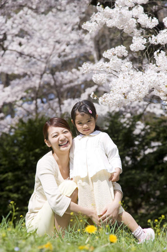 东方人,儿童,两个人,家庭,母亲,女儿,站,蹲,抱,笑,微笑,露齿笑,竖图,室外,白天,正面,纯洁,草地,草坪,植物,樱花,亚洲,许多,服装,盛开,花蕾,注视,休闲装,黄种人,草,花,花瓣,花朵,鲜花,树,树木,小孩,衣服,黄色,绿色,自然,花苞,花蕊,观察,看,站着,休闲,温暖,温馨,母女,一家人,休闲服,可爱,母爱,童年,童趣,服饰,生长,成长,抱着,观看,和睦,察看,搂着,关注,童真,烂漫,无邪,仙樱花,福岛樱,青肤樱,天真,年轻女性,女孩,女人,女性,亚洲人,孩子,年轻人,荆桃,蹲着,怀抱,搂,搂抱,相抱,拥抱,站立,彩图,全身,融洽,女生