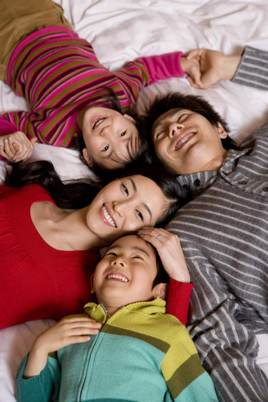 东方人,儿童,四个人,家庭,夫妻,母亲,父亲,女儿,儿子,躺,握手,抱,笑,微笑,露齿笑,竖图,俯视,室内,白天,爱情,纯洁,床,亚洲,服装,双人床,床单,浪漫,注视,休闲装,黄种人,被子,小孩,衣服,观察,看,休闲,温暖,温馨,父女,父子,母女,母子,一家人,休闲服,恩爱,父爱,可爱,母爱,童年,童趣,恋人,服饰,抱着,观看,和睦,察看,被单,搂着,关注,童真,烂漫,无邪,卧着,天真,男孩,男人,男性,年轻男性,年轻女性,女孩,女人,女性,亚洲人,孩子,年轻人,夫妇,情侣,搀手,怀抱,拉手,搂,搂抱,手搀手,手拉手,手牵手,手握手,躺着,卧,相抱,拥抱,半身,彩图,高角度拍摄,伴侣,融洽,男生,女生